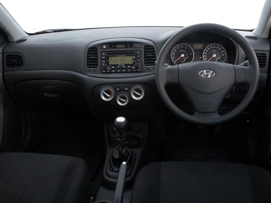  Hyundai Accent 3-Door 2007 года  (ZA) (фото 7 из 20)